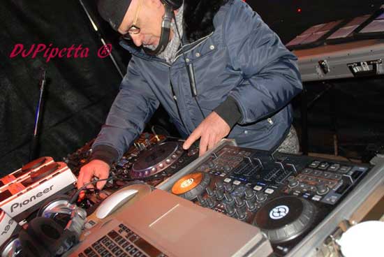 31.12.15 Festa di Capodanno in Piazza Agnolo - Dj Pipetta all'opera . 
